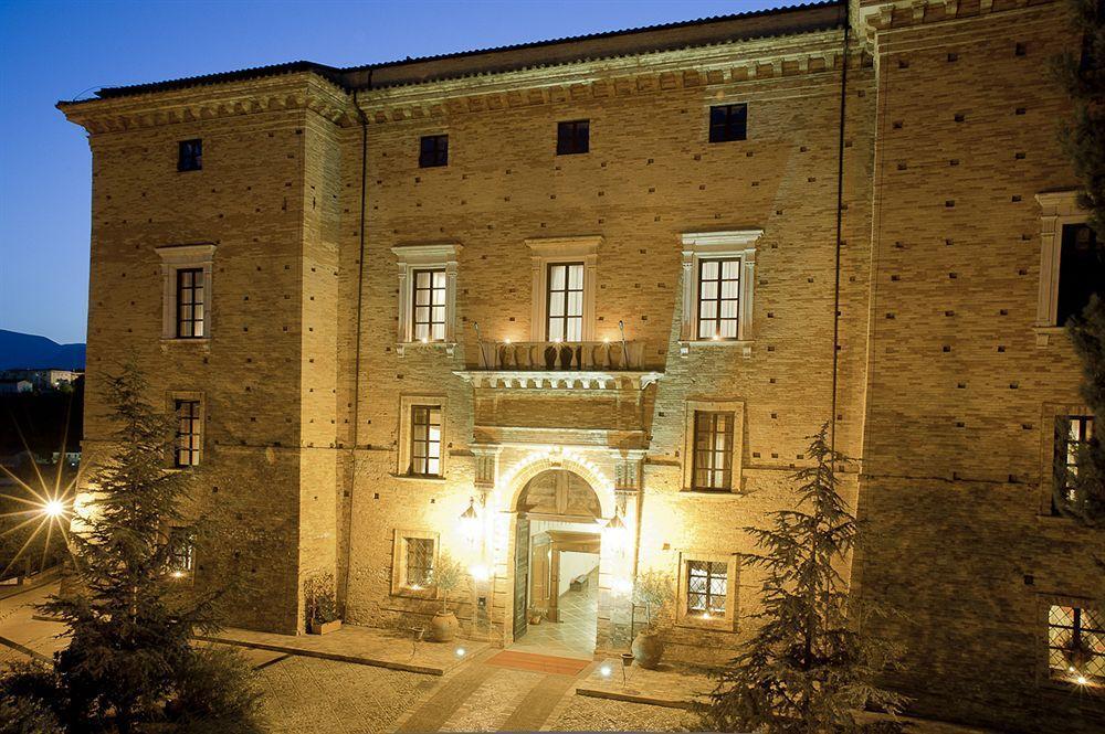 Отель Castello Chiola Dimora Storica Лорето-Апрутино Экстерьер фото