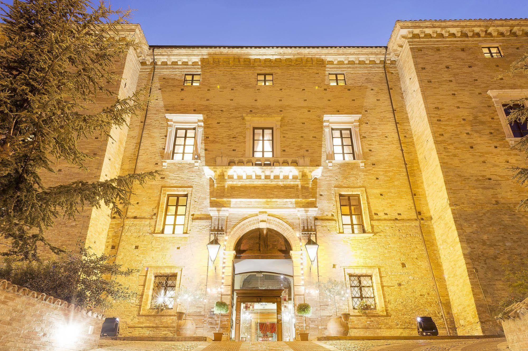 Отель Castello Chiola Dimora Storica Лорето-Апрутино Экстерьер фото